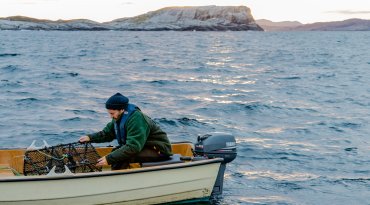 Fisker i båt på sjøen. Foto: Vegard Hatten / Fiskeridirektoratet